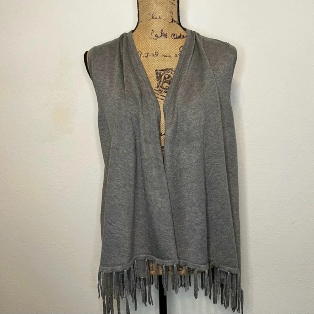 Heather Gray Vest with fringe edge medium
